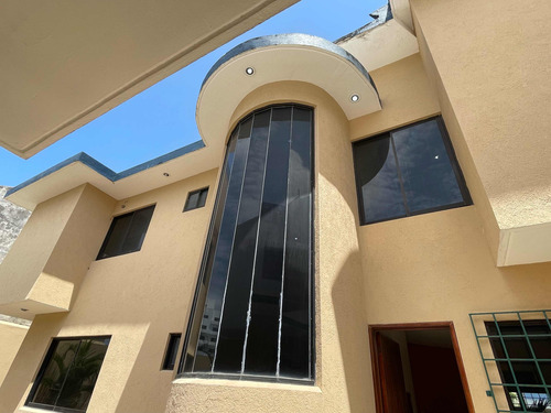 Casa De Dos Niveles En Venta En El Fracc. Virginia En Boca Del Río, Veracruzubicada En Uno De Los Fraccionamientos De Mayor Plusvalía En El Puerto De Veracruz, A 50m De La Ave. Juan Pablo Ii