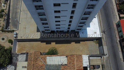 Raiza Suarez Vende De Oportunidad Terreno En Centro De Barquisimeto 2 4 2 4 4 7 9 De 366 Mtr2, Con Una Excelente Ubicación En El Corazón Del Centro De La Ciudad A Pie De Calle, Zona De Alto Trafico