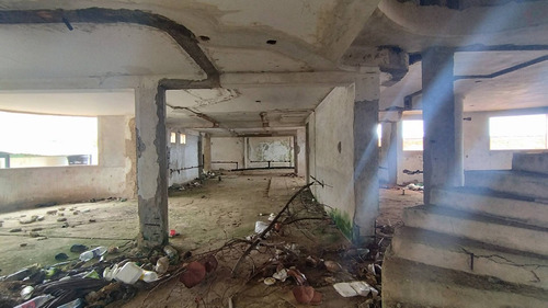T.r. Vende Hotel En Obra Gris En La Av. La Playa Urb. Cumboto Norte Puerto Cabello Cod. 272060