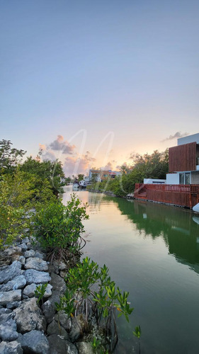 Terreno Con Canal Junto A Área Verde En Venta En Cancun