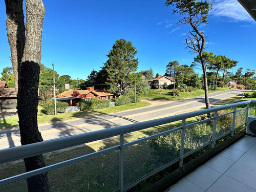 Moderna Casa En Venta, Pinamar, 4 Dormitorios Con Psicina Climatizada, Vinoteca. Financiacion