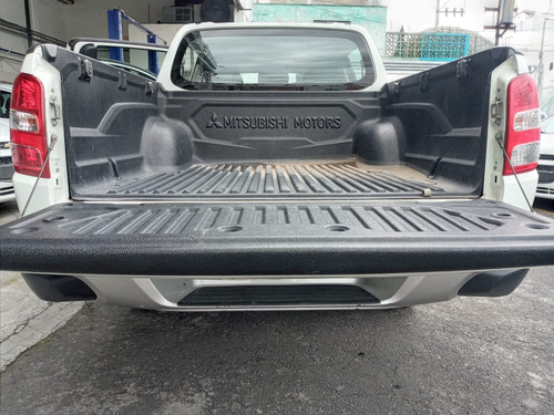 Imagen 7 de 12 de Mitsubishi L200 2018 2.4 Cabina Doble 4x2 Mt