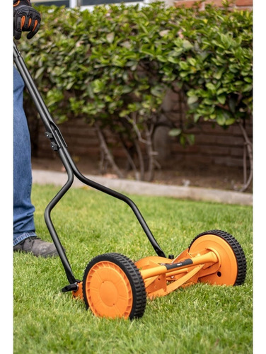 Cortadora de pasto manual Truper POMA-14 color naranja claro