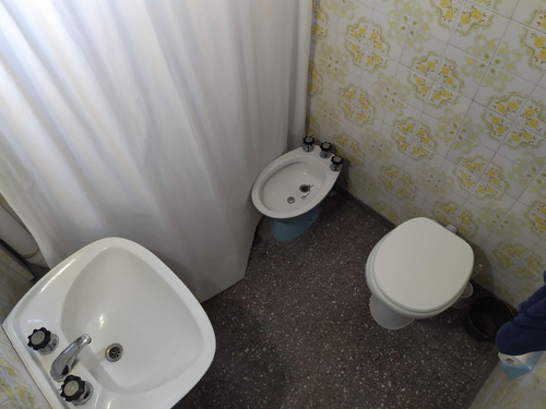 Amplio Local Con Vivienda A Mts. Calle Comercial Principal!!