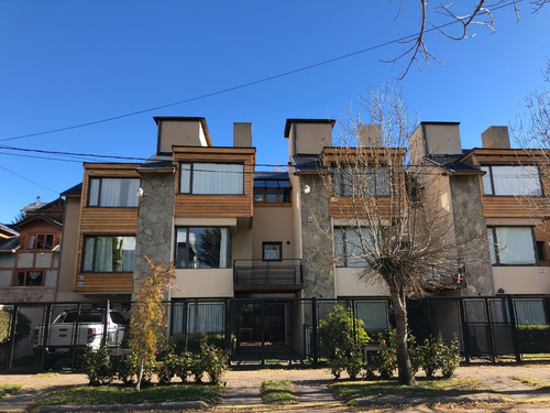 Imagen 4 de 15 de Casa Centrica De 3 Pisos En Barrio Residencial