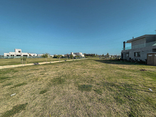 Terreno Con Frente Sur En Vida Barrio Cerrado Funes Con Amenities