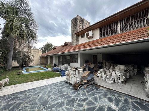 Chalet Sobre 2 Lotes, 4 Ambientes, Pileta, Quincho