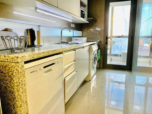 Hermoso Apartamento De 2 Dormitorios En Venta En Edificio Onix, Punta Del Este