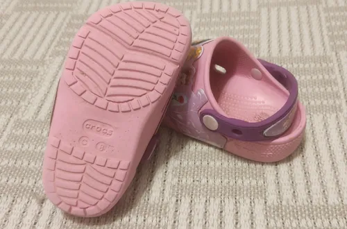 2 Pares Sandalias Crocs Princesas C/luces Para Niña Talle C8 (Usado)