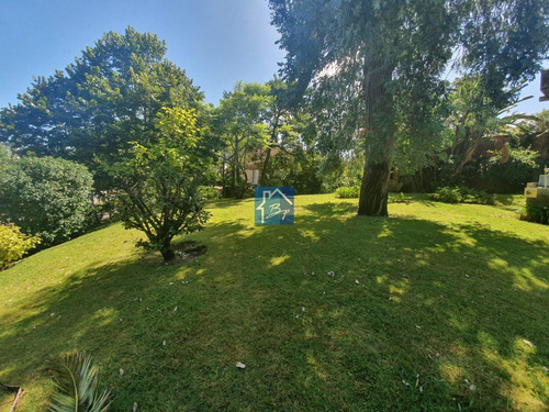 Espectacular Casa Con Jardín A La Venta- Ref: 1448
