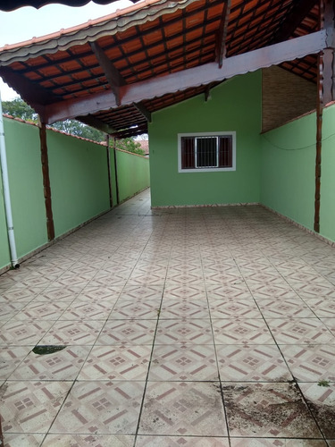 Imagem 1 de 13 de Casa Em Mongaguá Com Amplo Quintal Nos Fundos! Ref.: 8717 E