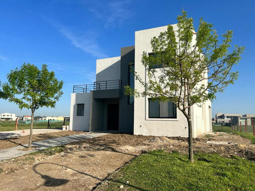 Casa A La Laguna En Naudir Con Pileta Y Orientación Norte