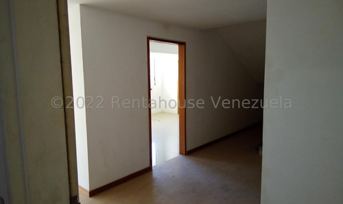 Ss: Vende Apartamento 23-15207 En Lomas De Las Mercedes De 205 M2, 3h/4b/4pe