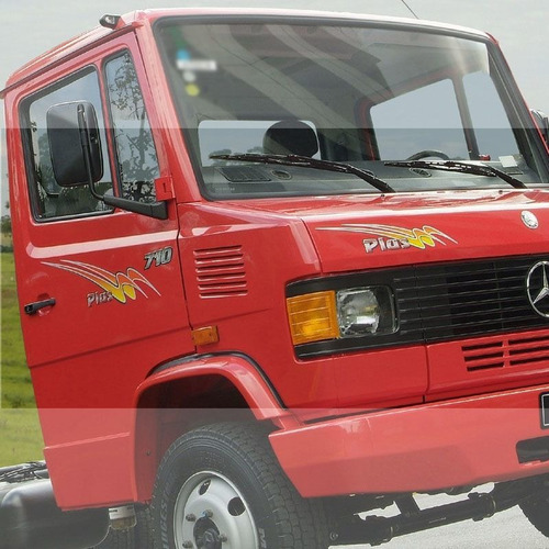 Imagem 4 de 9 de Kit Faixa Mercedes Mb 710 Plus 2004 + Emblemas Capô Lateral