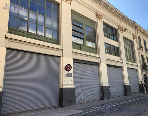 Imponente Edificio En Block En Monserrat