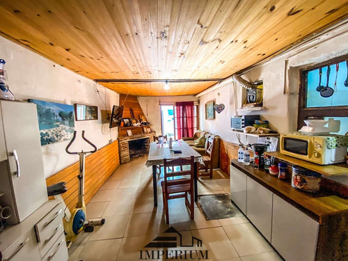 Venta Casa 2 Dormitorios Estufa A Leña 2 Baños, Cochera, Más 2 Apartamentos Alquilados Maldonado