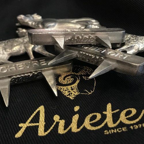 Sujeta/señala Quesos En Peltre Cabra-chevre Exclusivo Ariete