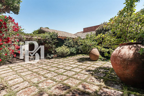 Casa En Venta En Condominio De 5 Dorm. En Las Condes