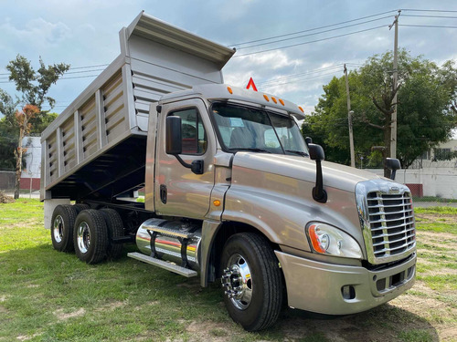 Imagen 2 de 13 de Camion De Volteo De 14 Mts Cabina Freightliner Cascadia