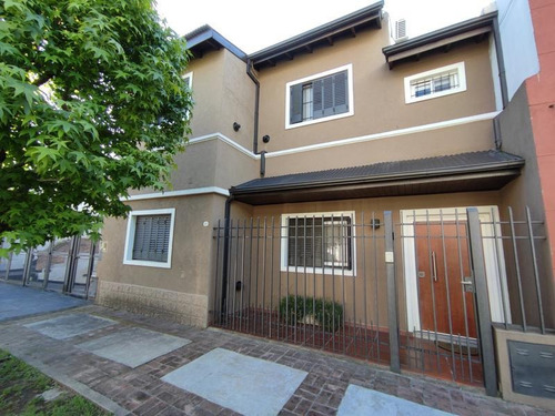Casa De Cuatro Ambientes, En Venta - Haedo -