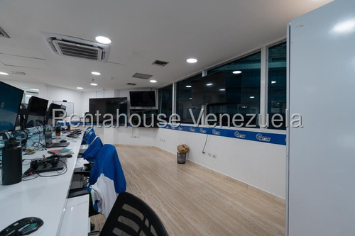 Hermosa Oficina En Venta - Urb. El Rosal.
