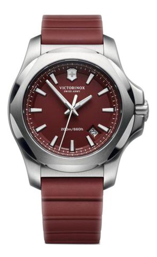 Reloj pulsera Victorinox I.N.O.X. de cuerpo color plateado, analógico, para hombre, fondo rojo, con correa de goma color rojo, agujas color plateado y rojo, dial plateado, minutero/segundero plateado, bisel color plateado y hebilla simple