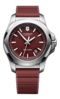 Reloj pulsera Victorinox I.N.O.X. de cuerpo color plateado, analógico, para hombre, fondo rojo, con correa de goma color rojo, agujas color plateado y rojo, dial plateado, minutero/segundero plateado,