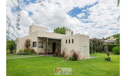 Venta Importante Casa En Club De Campo Santa Apolonia Zona S