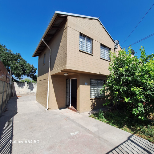Se Vende Cómoda Casa 2 Pisos/3d/1b/ Amplio Patio Y 3 Est.