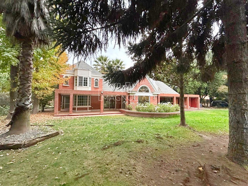Casa En Venta De 5 Dorm. Mas Servicio En Sector Santa Esther