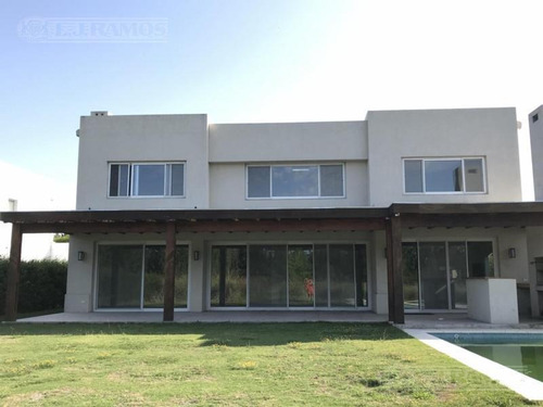 Imagen 2 de 13 de Casa En Venta En El Golf