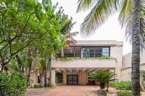 Residencia Exclusiva - Bo. Mcal Lopez - Venta