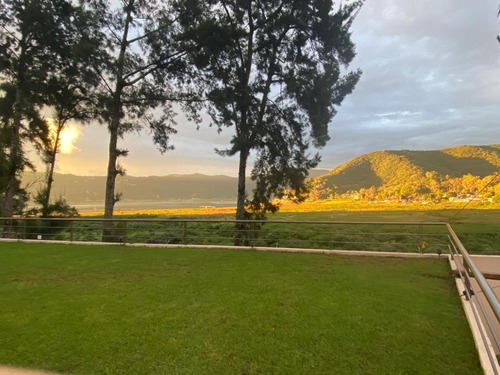 Renta Casa En La Peña, Valle De Bravo Acceso Al Lago Con Muelle Propio Completamente Amueblada, Gimnasio, Alberca Climatizada, Áreas Verdes, Jacuzzi, Ascensor, Estacionamiento