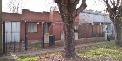 Venta Casa  A Reciclar,  Barrio La Granja, Ciudad De La Plata. Lote 10 X 40 Mts