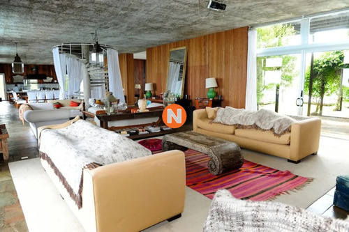 Exclusiva Casa En José Ignacio, Mansion Frente Al Mar En Venta , 6 Dormitorios.