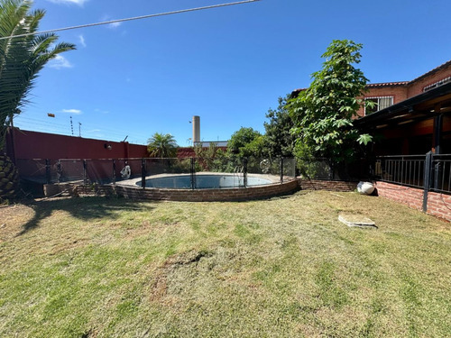 Casa En Venta De 5 Ambientes Con Piscina En Berazategui. Financia O Permuta