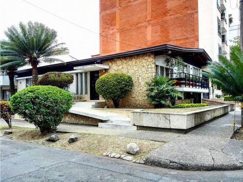 Casa Esquinera En La Castellana- Excelente Ubicación