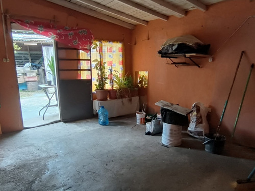 Atención!!! Muchas Posibilidades, Documentación Al Día, 5 Dormitorios Y 2 Baños, Actualmente 2 Apartamentos Y 1 Casa Principal! A 3 Cuadras De Ruta 11, Ideal 2 Familias, Estado A Mejorar!