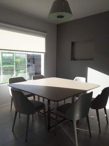 Hermosa Casa Moderna, Funcional, Amplia Y Luminosa; Con Patio Parquizado, Cancha De Basquet, Sauna E Invernadero. Totalmente Equipada Y Con Todos Los Servicios.apta Credito Hipotecario.