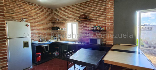 & Maria Luisa Mendoza Vende Bella Casa En El Centro De Barquisimeto Posee 4 Habitaciones 4 Baños Gas Directo Amplia Y Mas... 2 4 1 8 5 8