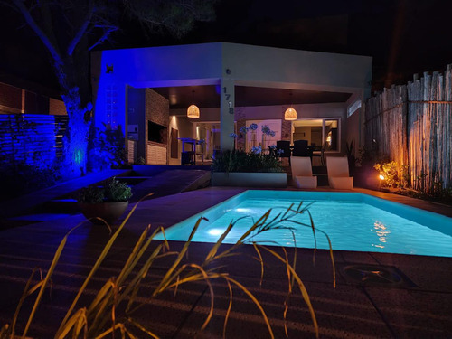 Casa En Venta - 3 Dormitorios 2 Baños - 250mts2 - Monte Hermoso