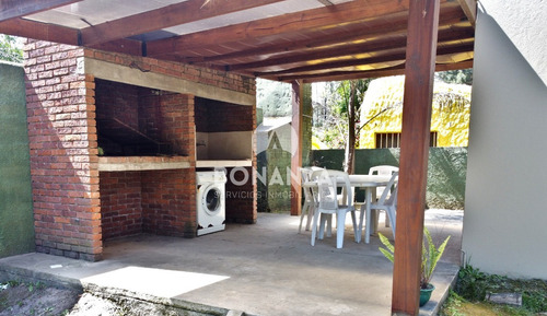 Casa En Alquiler, Piriápolis. 4 Cuadras De La Playa Y Rambla. 2 Dormitorios 2 Baños. Gran Parrillero Techado. Wifi, Aire Acondicionado, Alarma Tv Cable
