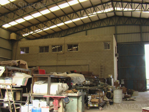Importante Nave Industrial De 858m2