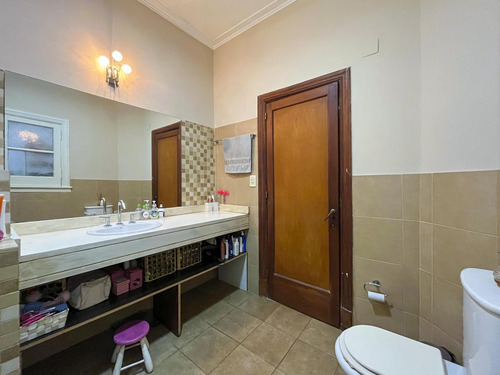 Piso Exclusivo De 5 Dormitorios Con 3 Baños Y Cochera