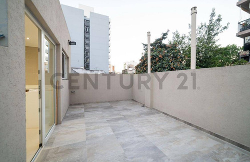 Venta Ph 3 Ambientes Con Patio Y Cochera/local En Zona Residencial De Lomas De Zamora.