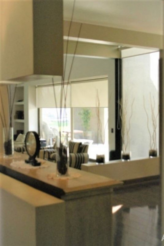 Casa En Venta De 5 Dorm. En Colina