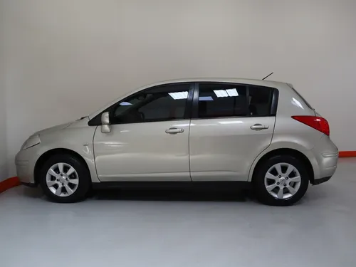 Nissan tiida hb 1.8 Premium