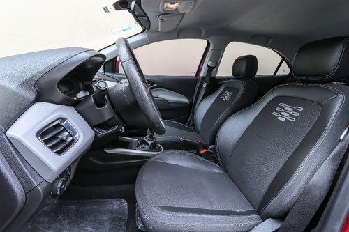 Imagem 9 de 15 de Chevrolet Onix