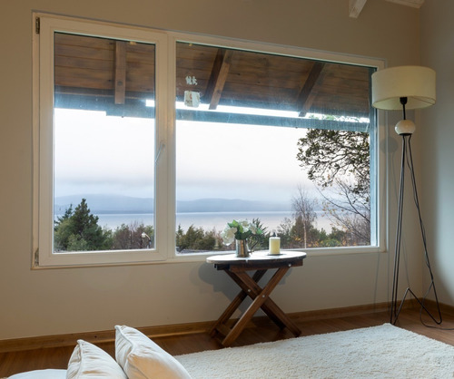 Imagen 12 de 19 de Casa Con Vista Al Lago En Barrio Residencial En Bariloche