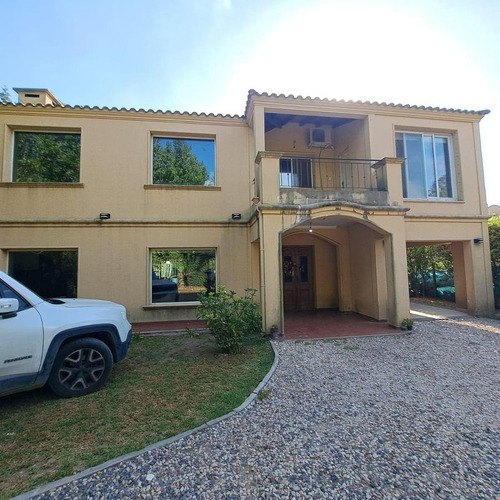 Casa En Venta De 3 Dormitorios C/ Cochera En La Unión